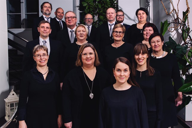 Sångarna i Vokalensemblen Röster bjöd på meditativa stämningar på sin julkonsert. Längst fram står dirigenten Kirsi Tunkkari. Sammansättningen i kören har ändrat lite sedan den här bilden togs.