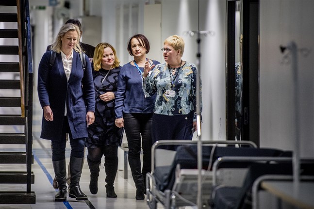 Vd Minna Korkiakoski-Västi t.h. chefsöverläkare Pirjo Dabnell hade besök av familje- och omsorgsminister Krista Kiuru och EU-kommisionär Jutta Urpilainen på vårvintern.