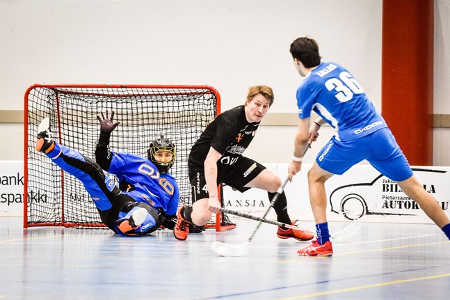 Didrik Lillas (nummer 36) spred skräck i SB Paapat på söndagen och här är Thomas Backman och inbytte målvakten Jouko Valtola på defensiven.