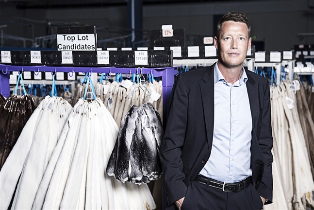 Jesper Lauge Christensen, vd för Kopenhagen Fur, befarar att vändningen uppåt för minkskinnen uteblir i år och att man sannolikt måste vänta ännu ett år.