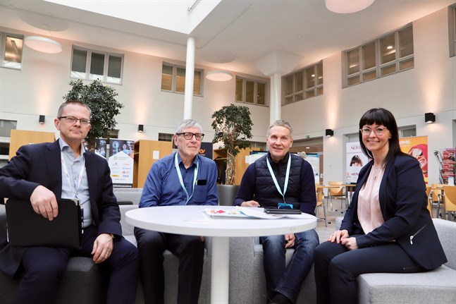 Mikael Snellman, regiondirektör på YIT, Holger Sved, tf enhetschef på Novia, Leif Östman, utbildningsansvarig på Novia och Jenny Svartsjö, kommunikationschef på Novia, är nöjda efter den första dagen på Inssiforum.