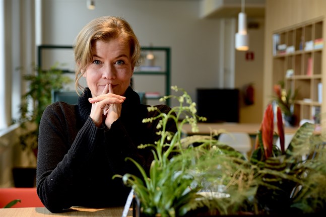 Jeanette Björkqvist påminner sig ofta om att hon bara är och hälsar på i sina intervjuobjekts verklighet och hon är noga med att inte skada de redan utsatta.