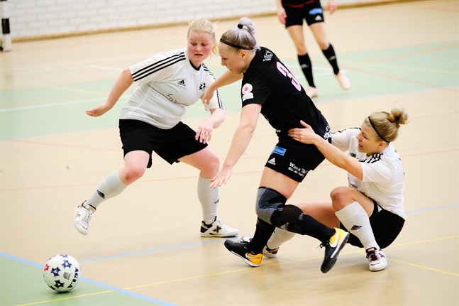 FC Sport (i svart) inledde med seger i årets upplaga av damernas futsalliga.
