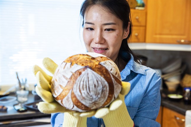 Zoe Zhuhui bakar surdegsbröd.