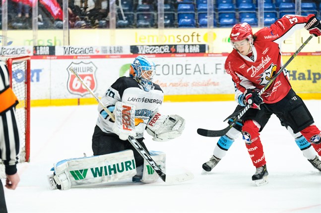 Eemil Erholtz var en av Sport A-juniorers bästa spelare i fjol. Här försöker han ställa till med oreda i fjolårets bronsmatchen mot Pelicans.