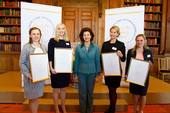 Årets stipendiater är från vänster: Paulina Pergol från Medical University i Warszawa, Polen, Sara Nyström från Linköpings universitet i Sverige, Maiju Björkqvist från Vasa yrkeshögskola och Annette Löser från Medicampus i Chemnitz, Tyskland. Och i mitten drottning Silvia själv.