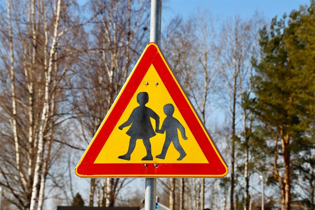 Smedsby skolcentrum blir tryggare med planerad rondell.