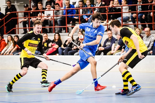 Didrik Lillas (nummer 36) levererade på bred front när han representerade moderklubben Blue Fox. Målsinnet tog han med sig när han flyttade till ligalaget Jymy, men fullträffarna kommer förstås inte lika tätt som de gjorde i division två.