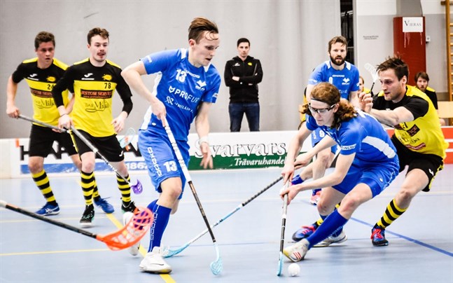 Elliot Wingren (till höger) var blårävarnas bästa anfallare i matchen mot SB Paapat på lördagen. Här tillsammans med Johnny Fredriksson och Ronnie Ludén (i bakgrunden).