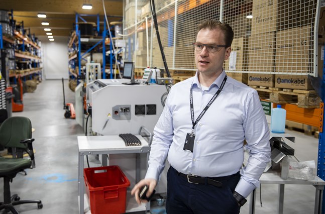Crimppi har en arbetsintensiv produktion, men Timo Harri ser många fördelar med att ha en fabrik nära kunderna.