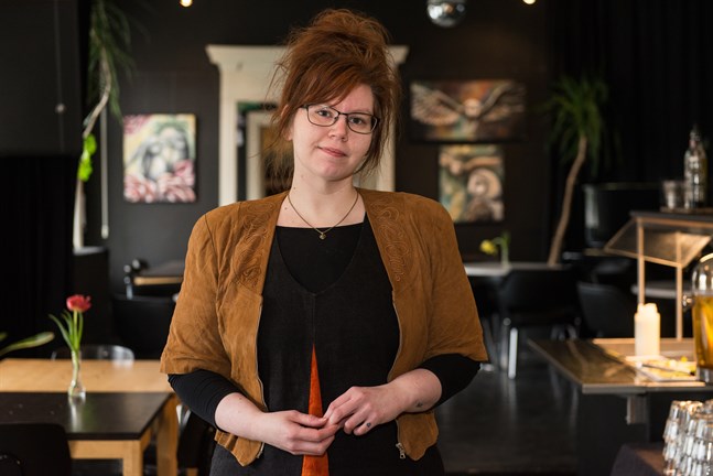 Alexandra Sandbäck målar sina tavlor hemma i ett hörn av vardagsrummet. Nu ställer hon ut sjutton av dem på After Eight i Jakobstad.