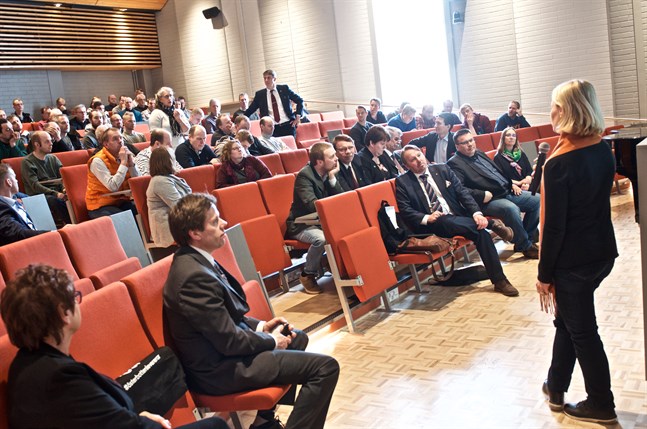 Intresset för att bli kolbonde var rätt stort bland det hundratal ÖSP-delegater som deltog i tisdagens vårmöte på Norrvalla. Michaela Ramm-Schmidt i förgrunden.