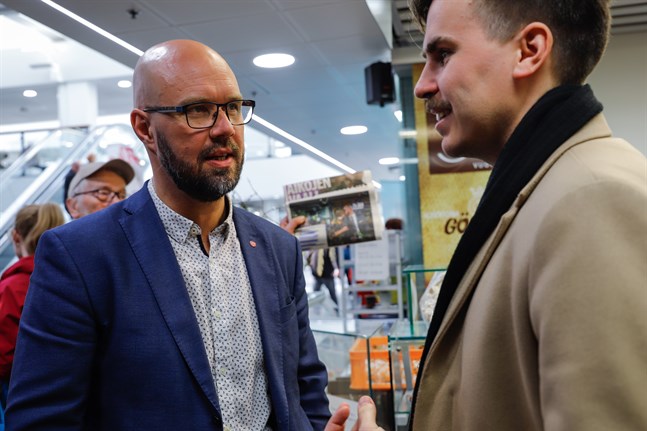 Kim Berg och Matias Mäkynen är stolta över de socialdemokratiska kandidaternas goda samarbetet i valkampanjen. Nu får de samarbeta mera, i att hitta en ny ordförande för Vasa stadsstyrelse.