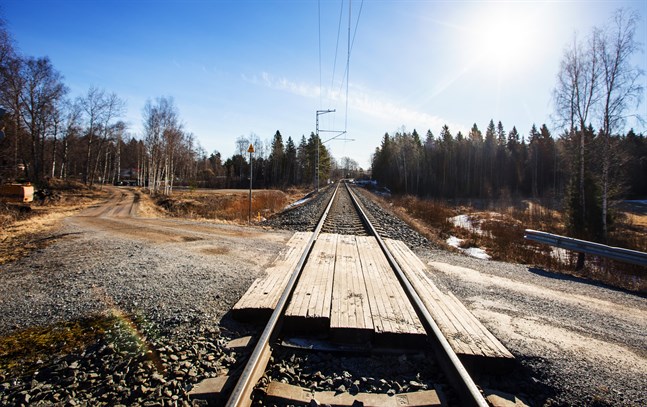En skåpbil och ett godståg krockade på en plankorsning i Ilmajoki i fredags. Bilden är från en annan plankorsning.