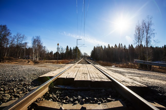 En bil krockade med ett godståg vid en plankorsning i Ilmajoki på fredag. Bilden är inte från olycksplatsen.