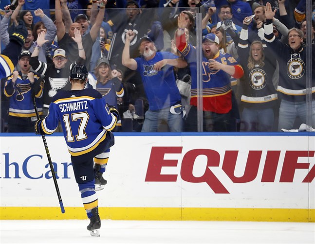 St Louis Jaden Schwartz firar sitt andra mål som kom i numerärt överläge i andra perioden.