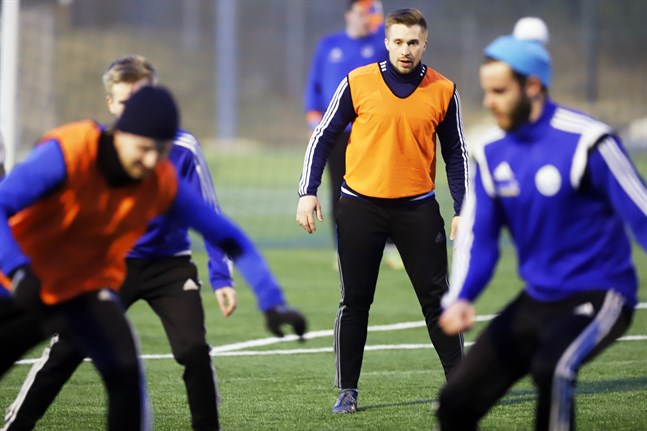 Mittfältaren Henry Söderlund, i mitten, är lagkapten i I-JBK.