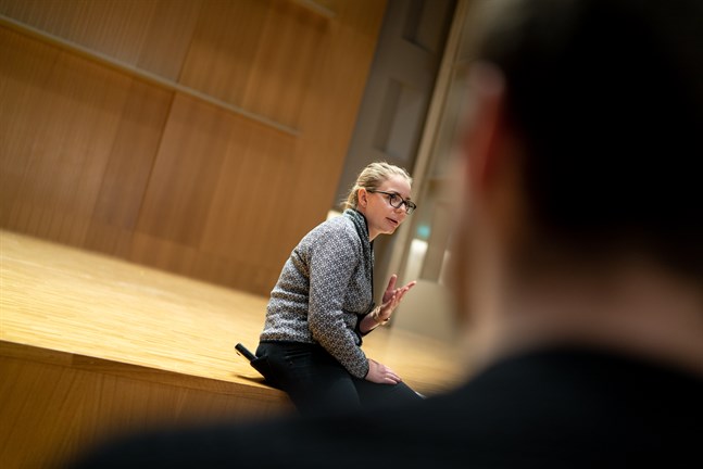 På väg till den nya urpremiären för "Tjugo sekunder" tappade man en huvudrollsinnehavare, men man lyckades också hitta en ersättare för honom. Det berättar Anna Madsen, som är verksamhetsledare för Jakobstads Sinfonietta.