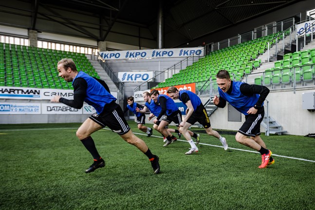 Sundom IF spelar sina första hemmamatcher på Elisastadion och Nya Ehnvallen innan det blir spel i Sundom. På bilden bland andra Joel Sunabacka följd av Kevin Storfors.