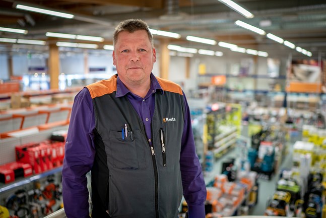 Thomas Biskop vid K-Rauta Biskop i Jakobstad berättar att den nya hallen kommer att husera de lite tyngre produkterna.