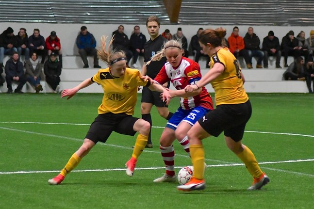 Tilde Hellund (till vänster)och Annika Grundvall i IK Myran i duell med Lina Luokkala från GBK i lagens träningsmatch den 24 februari 2019.
