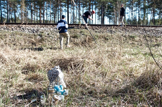 Det var ungefär här olyckan skedde. På bilden syns ljus och föremål som folk lämnat på platsen vid årsdagen.