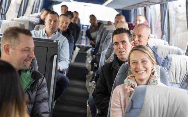 Ett busslass med poliser väntar ivrigt på att få åka iväg mot Örnsköldsvik. Tomas West, till höger i svart, säger att den sociala gemenskapen är det viktigaste med idrottsutbytet.