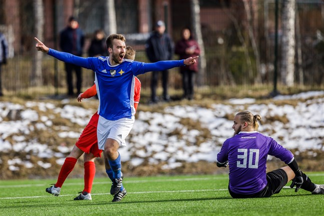 Kristian Kokko har spelat många säsonger i VIFK:s blåvita färger. På bilden, från början av maj förra året, firar han kvitteringsmålet mot FC Vaajakoski.