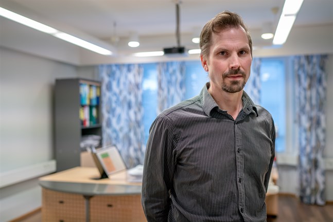 Andréas Smeds, direktör för hälsoövervakningen i Karleby, säger att det i nuläget inte finns någon orsak att ingripa från myndighetshåll när det gäller rävarnas välmående i Vittsar.