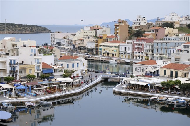 Den berömda lagunen Voulismeni i Agios Nikolaus länkas till havet genom en smal kanal.