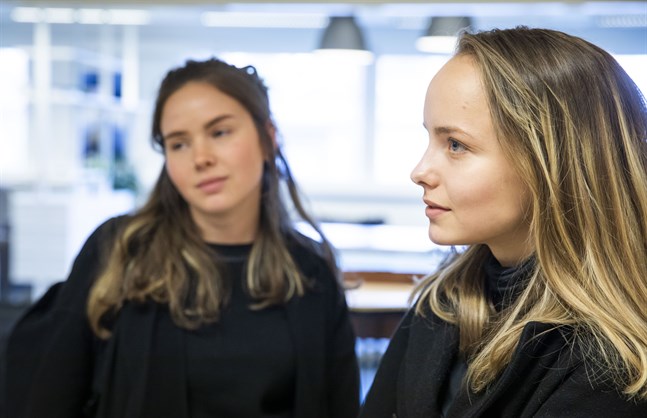 Gabriella Åkers, i förgrunden, har en mycket intensiv vecka bakom sig. Plötsligt ändrades förutsättningarna för vårens studentskrivningar.