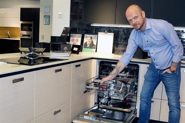 Här demonstrerar Thomas Berglund, köksförsäljare vid Puustellli en ny köksfiness, möjligheten att höja den nedersta korgen i diskmaskinen.