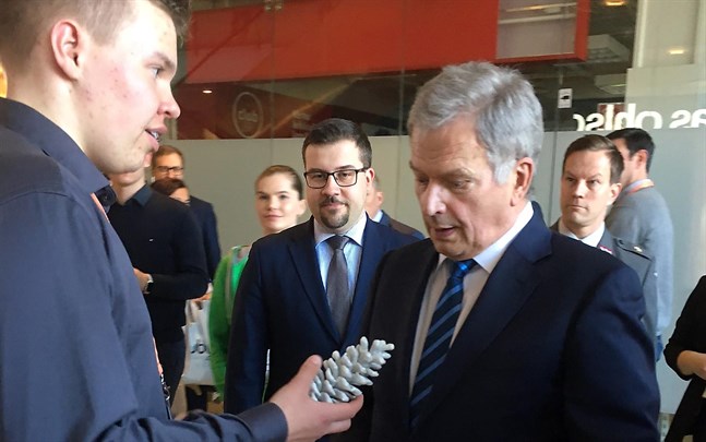 President Sauli Niinistö kan tända fyr i brasan med en cembratallkotte som överräcktes av hög Antony Engelholm från Lappfjärd i samband med invigningen av Ung företagsamhet-finalen i Helsingfors i maj i år. Dags att bjuda in presidenten på officiellt besök till regionen?