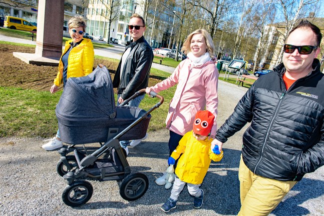 Nina Brännkärr-Friberg och Dennis Rönngård med familjen Emet som nyss fått tillökning. Planen är att Jenny, Ian, Frank och den ännu namnlösa bebisen Emet ska delta i söndagens barnvagnsrally.