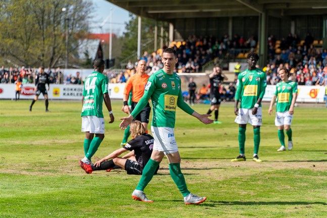Sebastian Mannström (till höger) är petad i kvällens viktiga hemmamatch klockan 18.30, medan El Hadji Gana Kane tjänar sin avstängning. Milos Josimov (i förgrunden) och Enoch Banza ingår i startelvan.