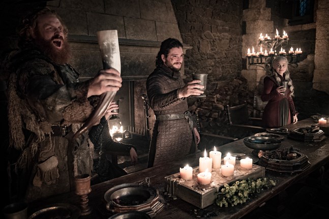 Kristofer Hivju, Kit Harington och Emilia Clarke festar med mer tidstypiska kärl. Arkivbild.