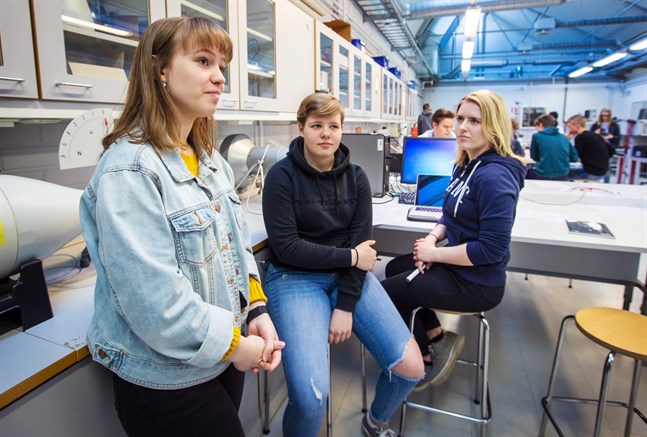 Minna Wiklund, Lina Nyby och Lovisa Nymark tycker att kursen vid Novia är lärorik och rolig. — Det är kul att göra liknande experiment som vi gjort tidigare, men på en lite annan nivå, säger Wiklund.
