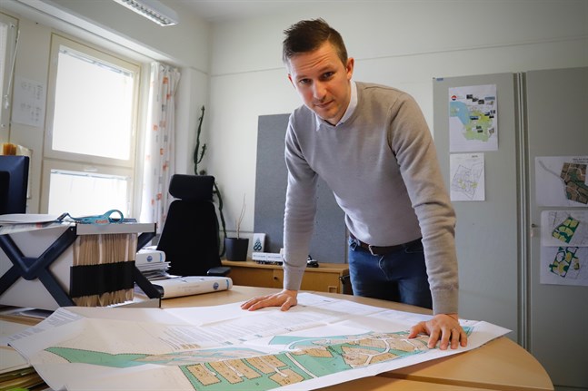 Om sommarstugan används ungefär som ett hotell eller turistbetjäning, strider det sannolikt mot gällande plan och är i princip olagligt, konstaterar Malax planläggningsingenjör Jonas Aspholm.