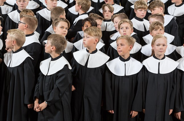 De pojkar i Cantores Minores som kommer till Vasa för att uppträda på körfestivalen är mellan tio och drygt tjugo år gamla.