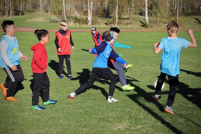 Fotboll spelas över språkgränser. "Förstår du inte språket som talas så räcker det med att se vad de andra gör", säger Mathias Strand som är en av tränarna för de här Kraftjuniorerna. Men kontakten till föräldrarna kräver en annan kommunikation.