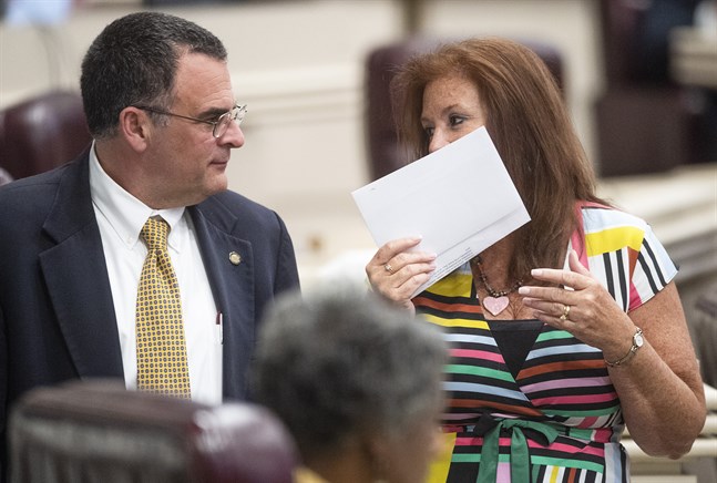 Delstatskongressledamöterna Chris Pringle och Terri Collins i Alabama Statehouse i Montgomery i samband med veckans överläggningar om abortlagstiftningen.