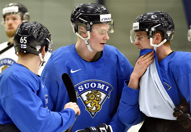 Sakari Manninen, Kaapo Kakko och Henri Jokiharju i samspråk under onsdagens träningspass. Lejonen slipade bland annat på spelet i powerplay och på slutet blev det straffar.