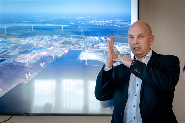 Allt större och högre fartyg måste beaktas om man ska bygga bro över Kvarken. Bron får inte vara lägre än den över Stora Bält, säger Torbjörn Witting.