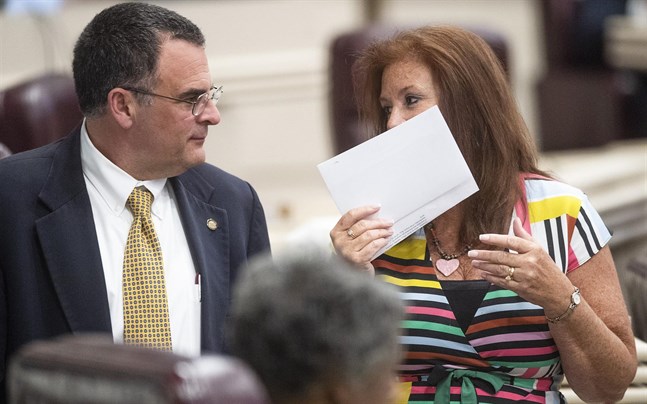 Delstatskongressledamöterna Chris Pringle och Terri Collins i Alabama Statehouse i Montgomery i samband med veckans överläggningar om abortlagstiftningen.