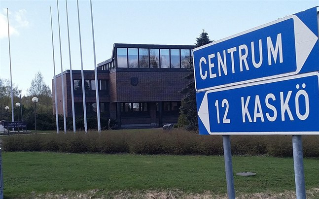 Närservice utlovas i Kaskö, men det är inte heller långt till hälsocentralen eller stadshuset (bilden) i Närpes vid en kommunsammanslagning.