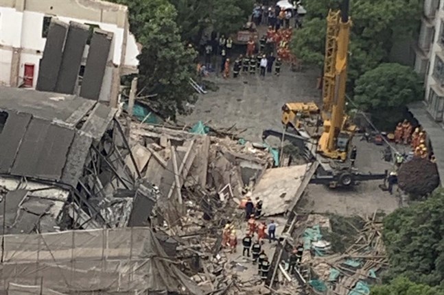 Flera människor har fastnat i en byggnad som rasat samman i Shanghai.