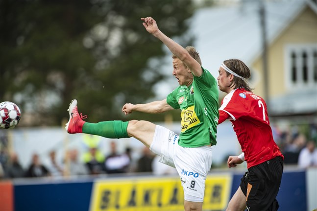 Simo Roiha låg bakom KPV:s kvitteringmål. Här är han i duell med Tobias Vibe.
