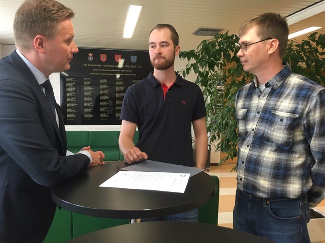 Mats Brandt tog emot en uppvaktning av Sebastian Pott och Markus Nyholm från ÖSP-avdelningen i Munsala som vill att staden aktivt jobbar för att också förverkliga vindkraft på ett område i Munsala som tidigare ansetts olämpligt för vindkraft för att pälsnäringen ska kunna växa.