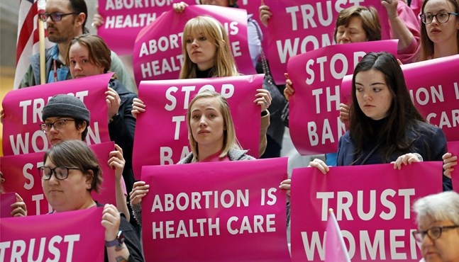 Flera delstaters nya, stränga abortlagar har väckt stora demonstrationer landet över.