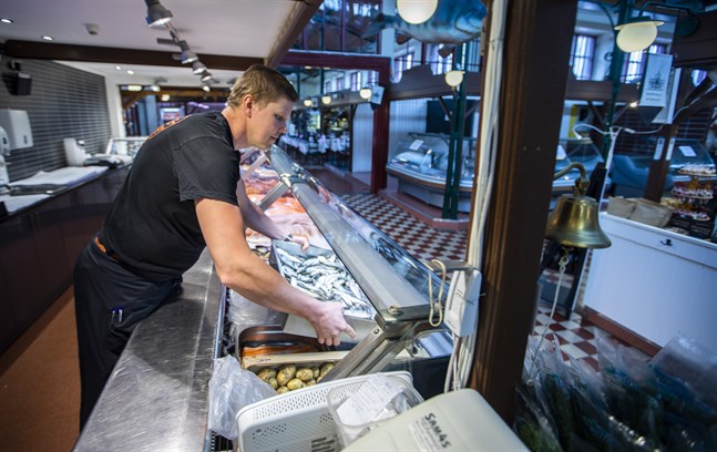 Fiskaffär Ruotsala köpte Fiskaffär Snickars verksamhet i Saluhallen i början av 2000-talet. Nu tar de över resten av verksamheten också.